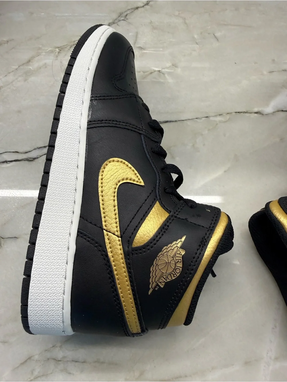 Nike sleek mid